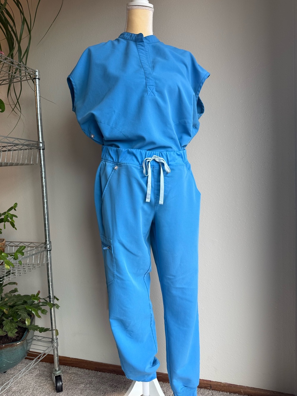 FIGS Medium Women’s Scrub Set, Rafaela Top and Zamora Pants, Capri Blue